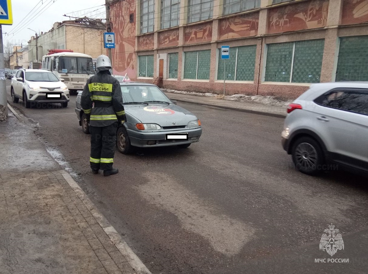 Спасатели МЧС принимали участие в ликвидации ДТП в г. Калуга, ул.  Салтыкова-Щедрина - Оперативная информация - Главное управление МЧС России  по Калужской области