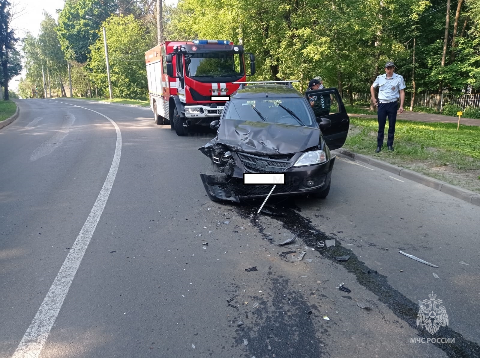 Спасатели МЧС принимали участие в ликвидации ДТП в г. Калуга, ул.  Телевизионная - Оперативная информация - Главное управление МЧС России по  Калужской области