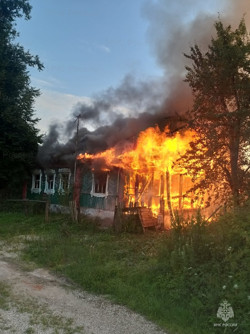 Пожар в Дзержинском районе, п. Пятовский, 2-й Железнодорожный переулок -  Оперативная информация - Главное управление МЧС России по Калужской области