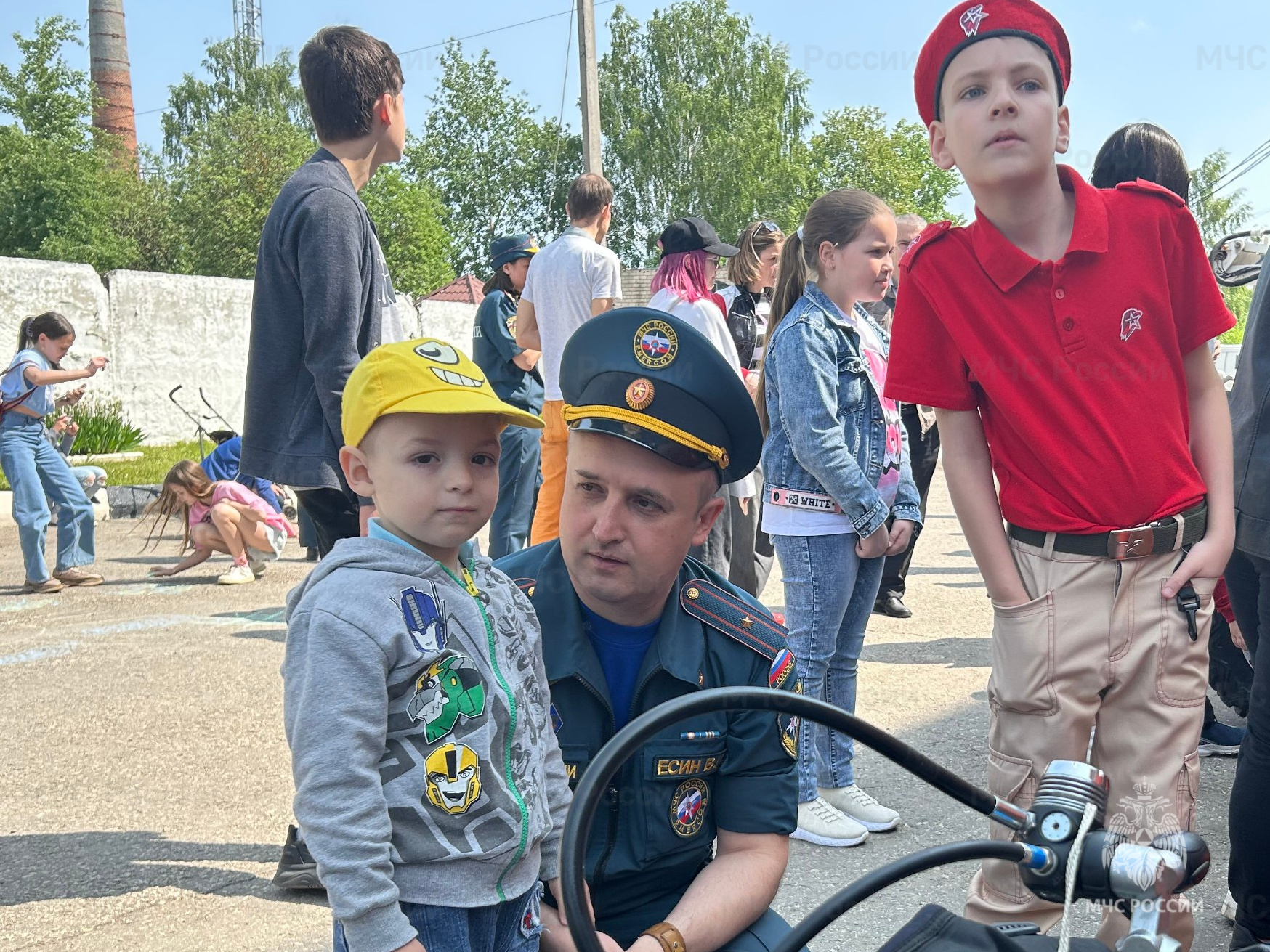 В Калуге сотрудники МЧС устроили праздник для детей и их родителей -  Новости - Главное управление МЧС России по Калужской области