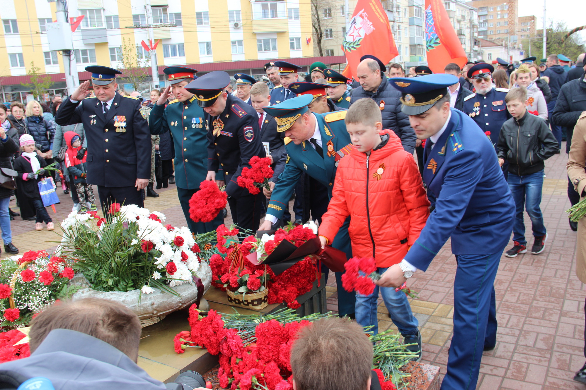 09.05.2021 Возложение цветов к Могиле Неизвестного Солдата - Фотоархив -  Главное управление МЧС России по Калужской области