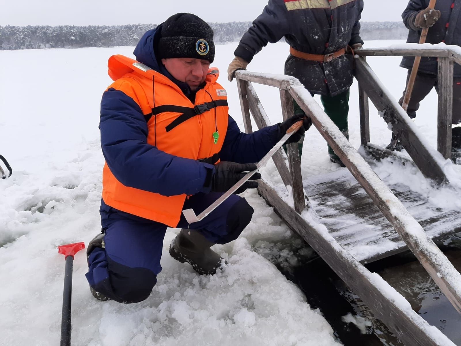 18.01.2022 На Яченском водохранилище строят иордани - Фотоархив - Главное  управление МЧС России по Калужской области